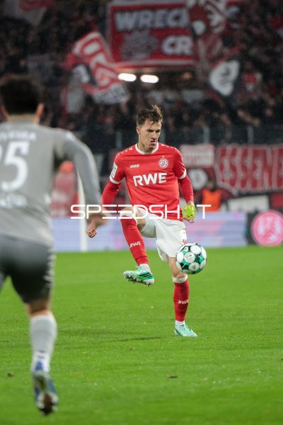 Noah Pesch (#11; Rot-Weiss Essen) mit Ballkontrolle