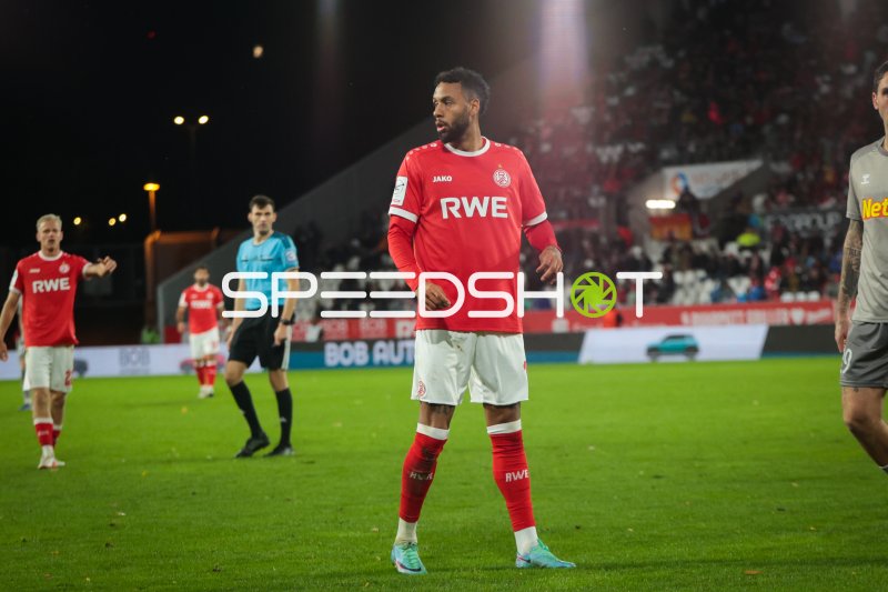 Ruben Reisig (#16; Rot-Weiss Essen) während der Spielunterbrechung