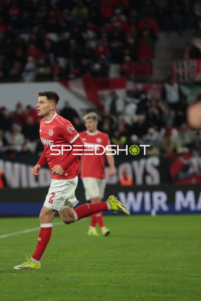 Michael Kostka (#2; Rot-Weiss Essen) sprintet über den Rasen