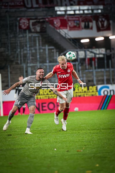 Ben Hüning (#15; Rot-Weiss Essen) im Kopfballduell