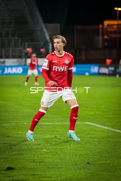 Spieler von Rot-Weiss Essen auf dem Rasen im Flutlicht