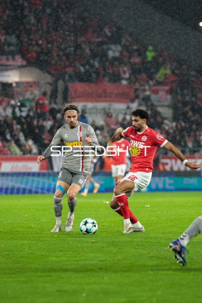David Philipp (#8; SSV Jahn Regensburg) im Zweikampf in Essen