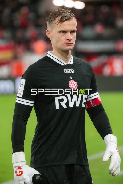 Jakob Golz (Rot-Weiss Essen) mit Kapitänsbinde im Porträt