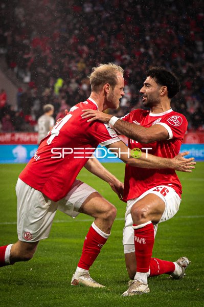 Zwei Spieler von Rot-Weiss Essen jubeln im Regen