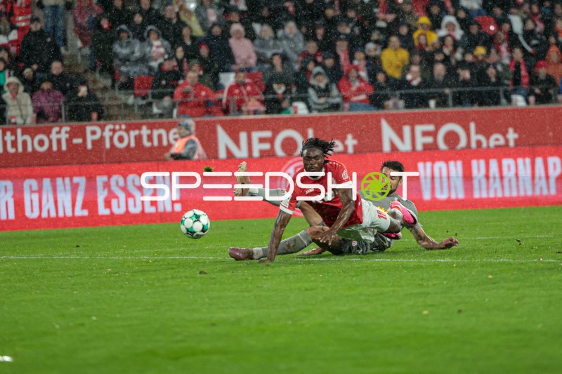 Gleitgrätsche im Regen: Rot-Weiss Essen gegen SSV Jahn Regensburg
