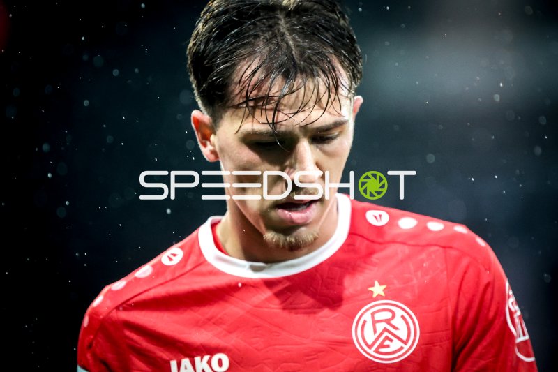 Spieler von Rot-Weiss Essen mit nassen Haaren vor dunklem Hintergrund