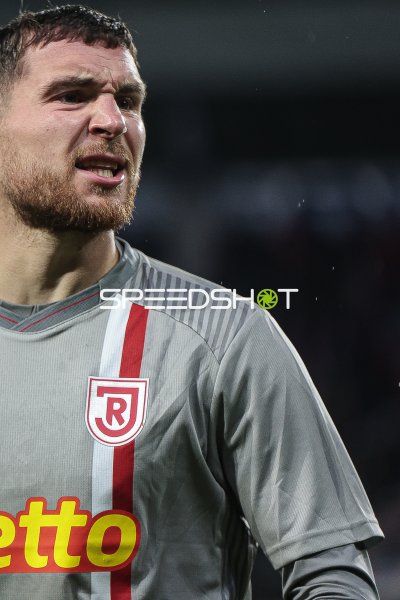 Oscar Schönfelder (#7; SSV Jahn Regensburg) verzieht das Gesicht im Spiel
