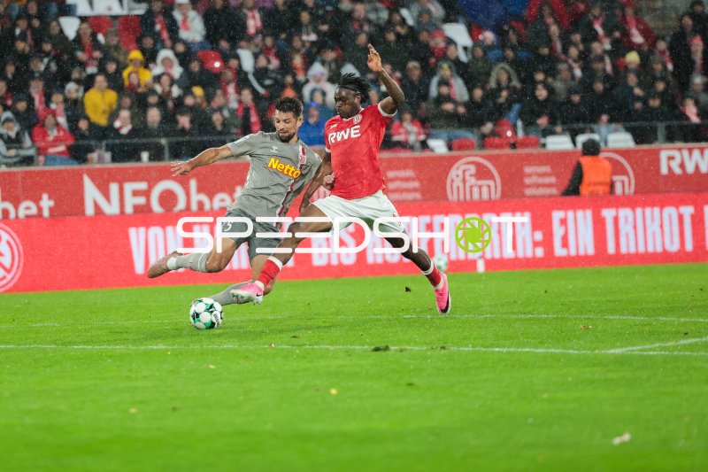 Zweikampf um den Ball: Spieler von Rot-Weiss Essen gegen SSV Jahn Regensburg