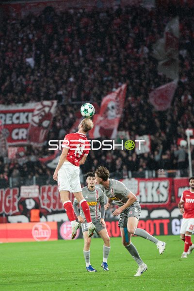 Spieler von Rot-Weiss Essen im Kopfballduell, Nicolas Oliveira (#25; SSV Jahn Regensburg) daneben
