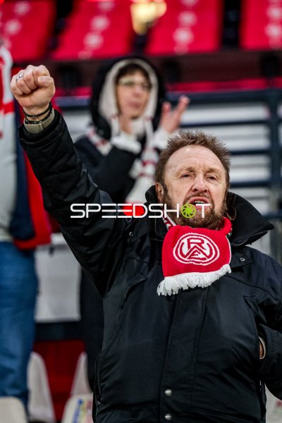 RWE-Fan reckt im Stadion an der Hafenstraße die Faust in die Höhe