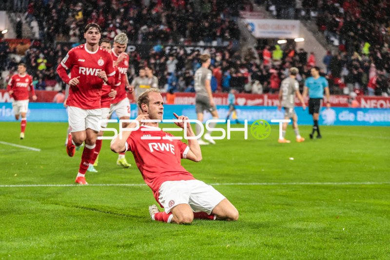 Lucas Brumme (#14; Rot-Weiss Essen) jubelt kniend auf dem Rasen