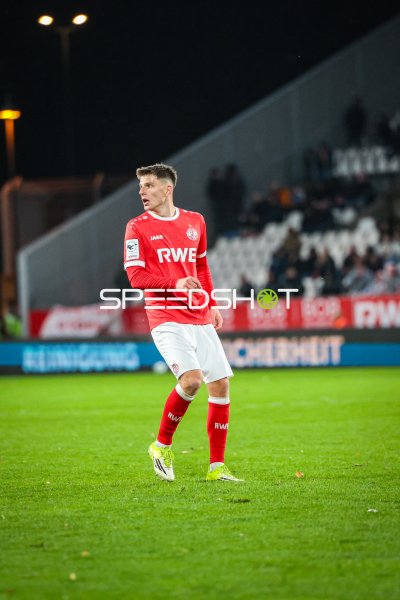 Spieler von Rot-Weiss Essen auf dem Rasen im Flutlicht