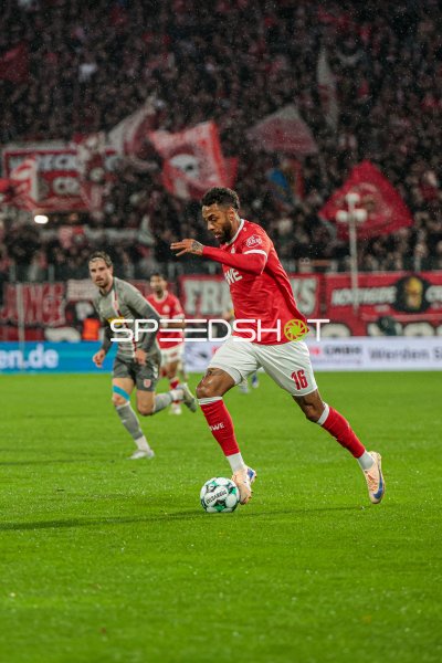 Essener Spieler im Dribbling gegen Regensburger Verfolger am Stadion an der Hafenstraße