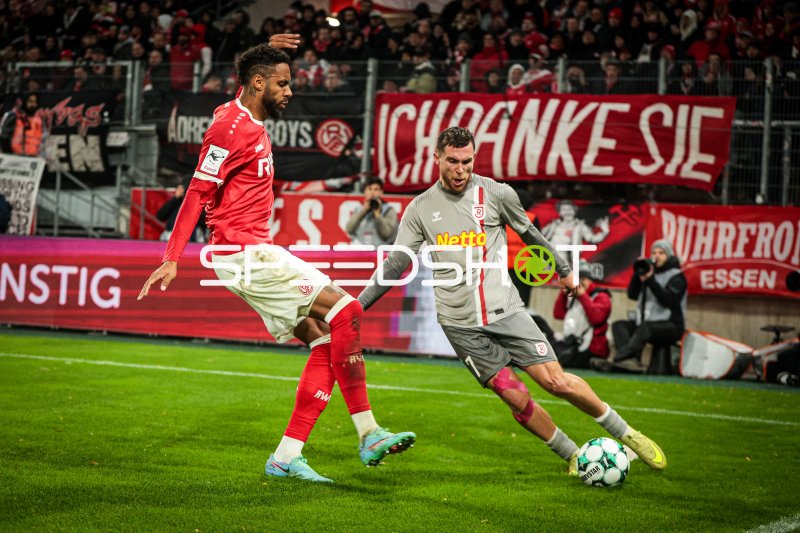 Oscar Schönfelder (#7; SSV Jahn Regensburg) im Zweikampf um den Ball