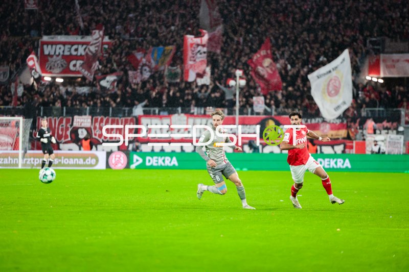 Ekin Çelebi (Rot-Weiss Essen) im Laufduell mit David Philipp (#8; SSV Jahn Regensburg)