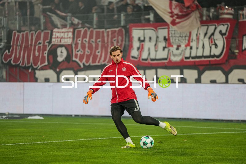 Felix Wienand (#35; Rot-Weiss Essen) beim Aufwärmen mit dem Ball
