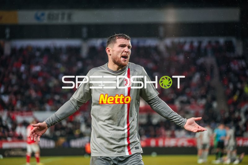 Oscar Schönfelder (#7; SSV Jahn Regensburg) reagiert lautstark mit ausgebreiteten Armen