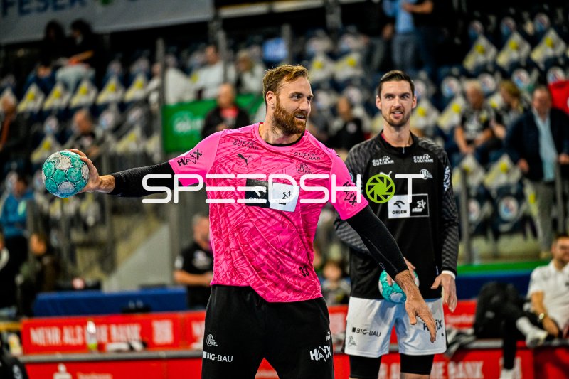 Andreas Wolff (#33, THW Kiel) mit Ball beim Aufwärmen in Nürnberg