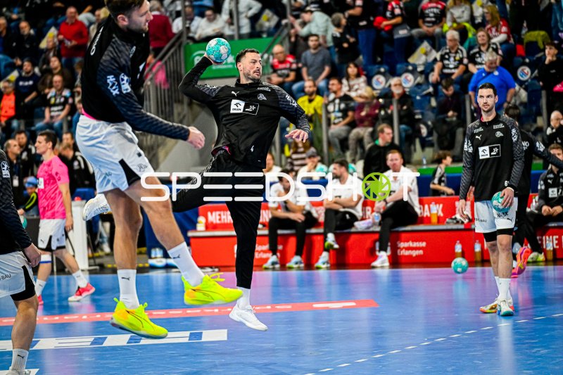Domagoj Duvnjak (#4; THW Kiel) im Sprungwurf gegen HC Erlangen