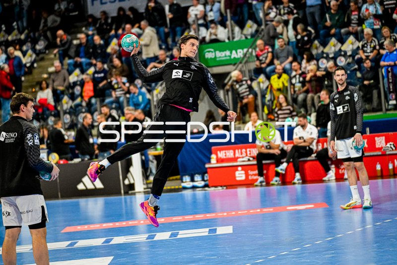 Domen Makuc (#35; THW Kiel) im Sprungwurf gegen HC Erlangen