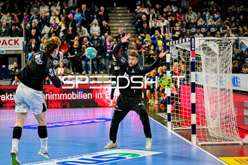 Gonzalo Perez de Vargas (#1; THW Kiel) in der Abwehr gegen HC Erlangen