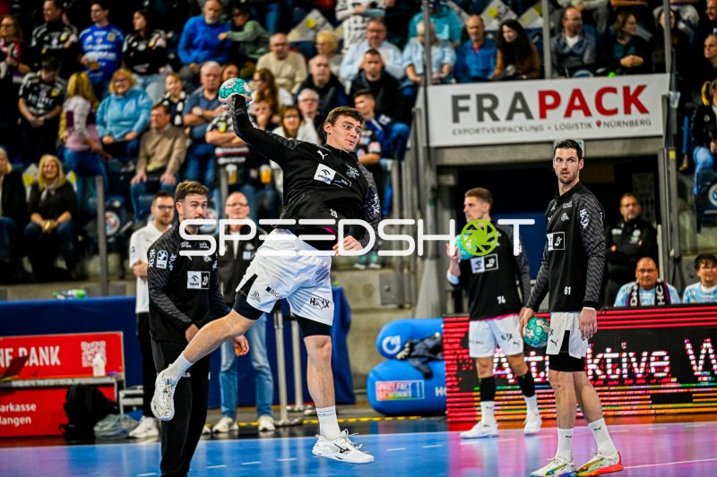 Lukas Laube (#20; THW Kiel) im Sprungwurf gegen HC Erlangen