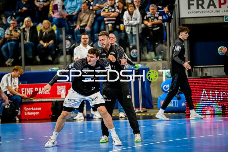 Lukas Laube (#20, THW Kiel) beim Aufwärmen gegen Gonzalo Perez de Vargas