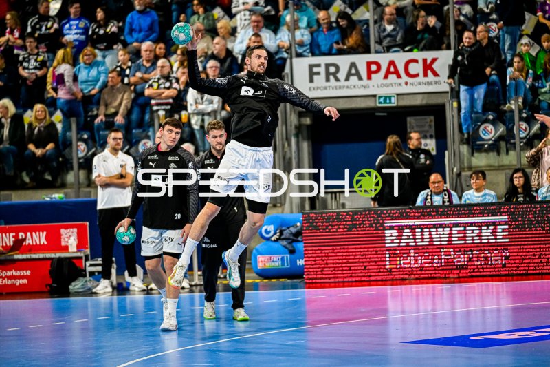 Hendrik Pekeler (#61; THW Kiel) jubelt mit Ball in der PSD Bank Arena