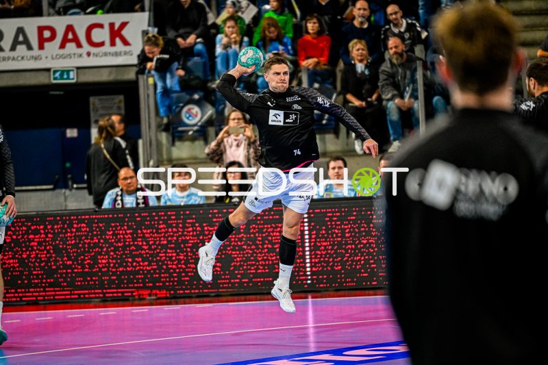 Vincent Büchner (#74; THW Kiel) im Sprungwurf gegen ThSV Eisenach