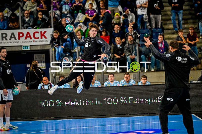Hendrik Pekeler (#61; THW Kiel) bei Showeinlage in der PSD Bank Arena