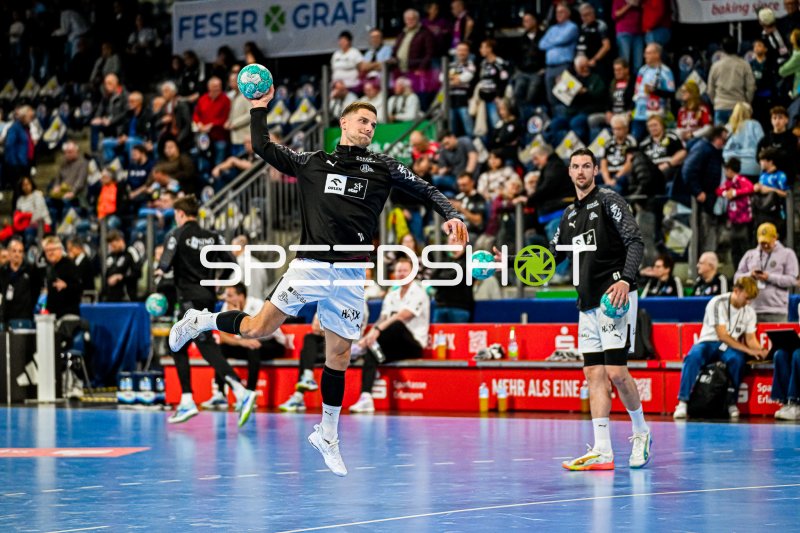 Hendrik Pekeler (#61; THW Kiel) im Sprungwurf gegen HC Erlangen