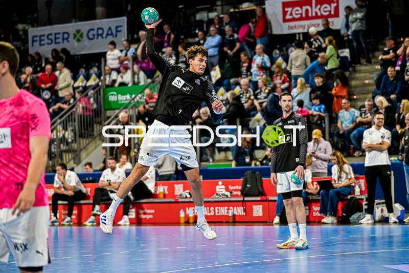 Hendrik Pekeler (#61; THW Kiel) im Sprungwurf gegen HC Erlangen