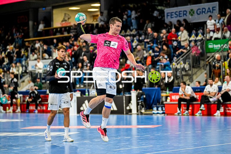 Elias Ellefsen á Skipagøtu (#71; THW Kiel) im Sprungwurf gegen HC Erlangen