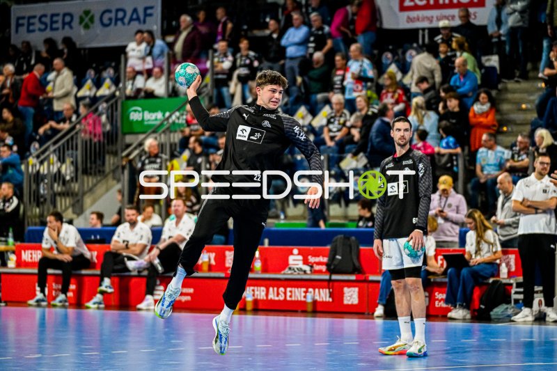 Rasmus Ankermann (#22; THW Kiel) im Sprungwurf gegen HC Erlangen