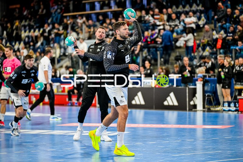 Harald Reinkind (#6; THW Kiel) im Sprungwurf gegen HC Erlangen