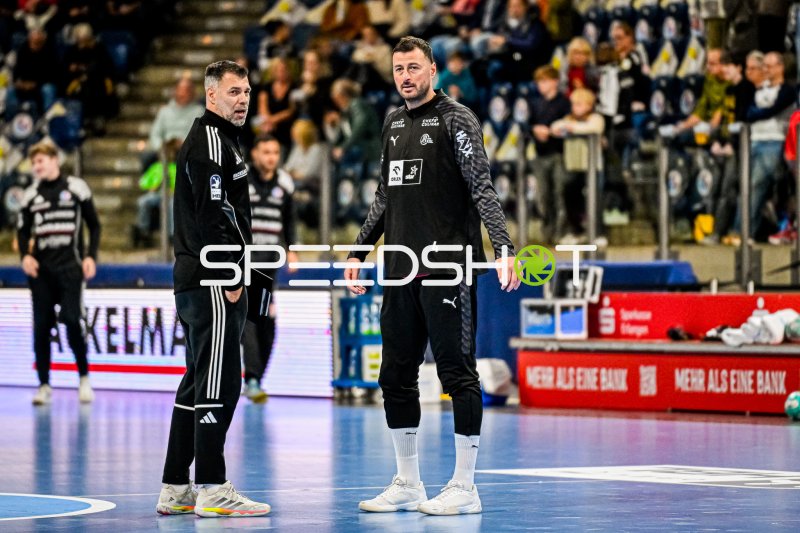 Domagoj Duvnjak (#4; THW Kiel) in der Coaching-Zone während Spielunterbrechung