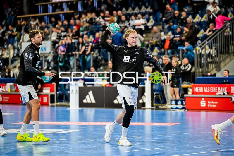 Eric Johansson (#21; THW Kiel) beim Aufwärmen in der PSD Bank Arena Nürnberg