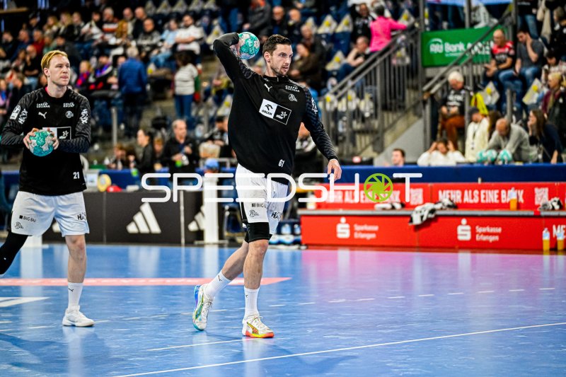 Hendrik Pekeler (#61; THW Kiel) im Sprungwurf gegen HC Erlangen