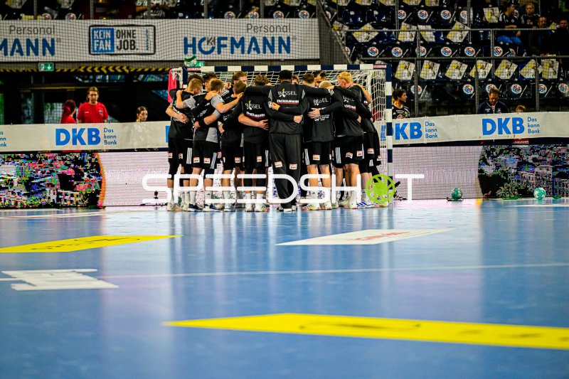 HC Erlangen im Mannschaftskreis vor dem Spiel in der PSD Bank Arena Nürnberg