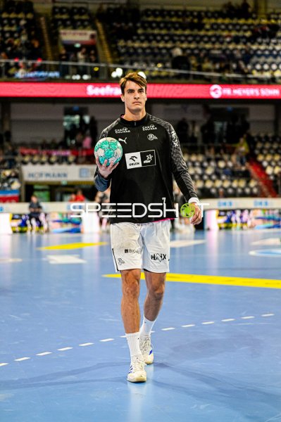 Julian Köster (#7; THW Kiel) präsentiert den Spielball in der PSD Bank Arena
