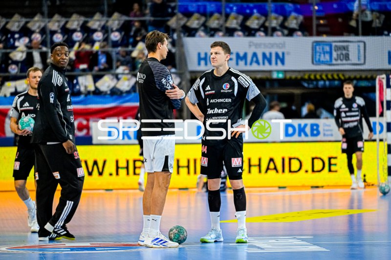 Christoph Steinert (#44, HC Erlangen) und Julian Köster im Gespräch vor dem Spiel