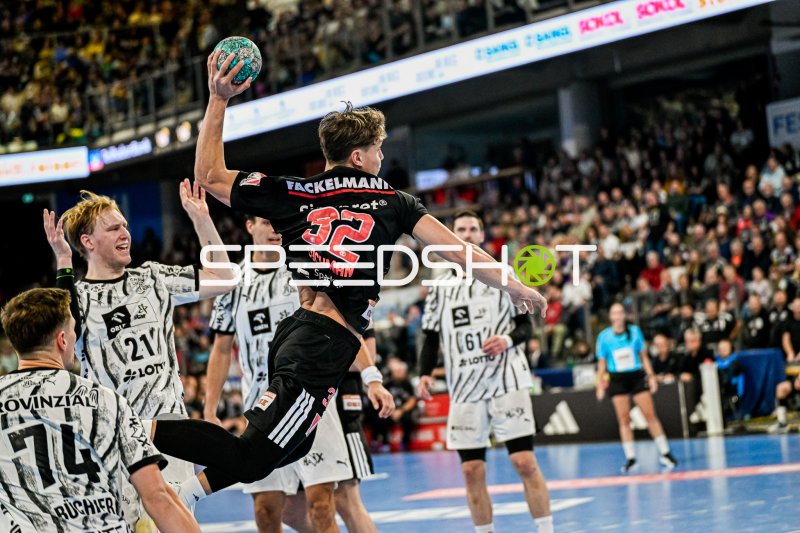 Maxsim Lochman (#32, HC Erlangen) im Sprungwurf gegen THW Kiel