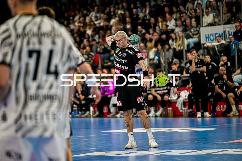Marek Nissen (#6; HC Erlangen) im Sprungwurf gegen THW Kiel