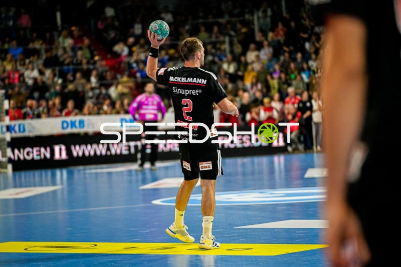 Frieder Bandlow (#2, HC Erlangen) beim Passspiel in der PSD Bank Arena