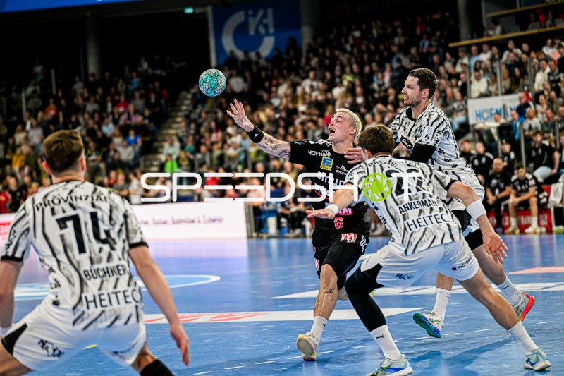 Marek Nissen (#6, HC Erlangen) im Passspiel gegen THW Kiel
