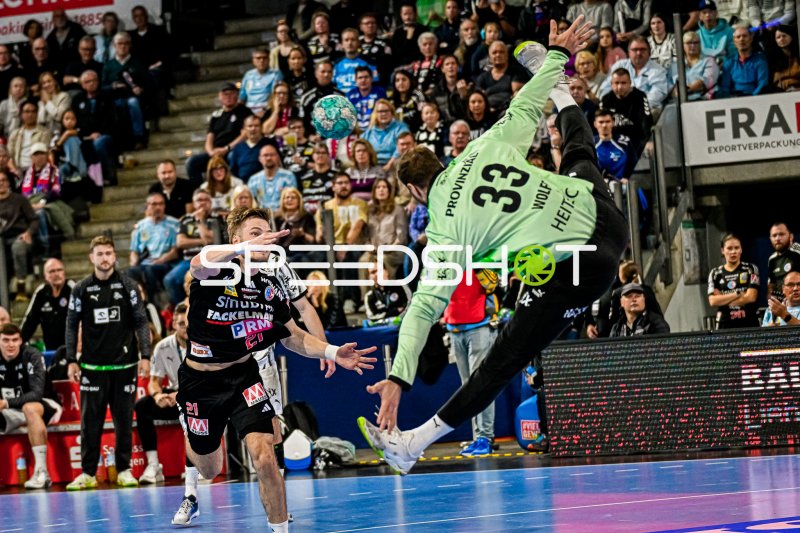 Andreas Wolff (#33; THW Kiel) pariert spektakulär gegen HC Erlangen