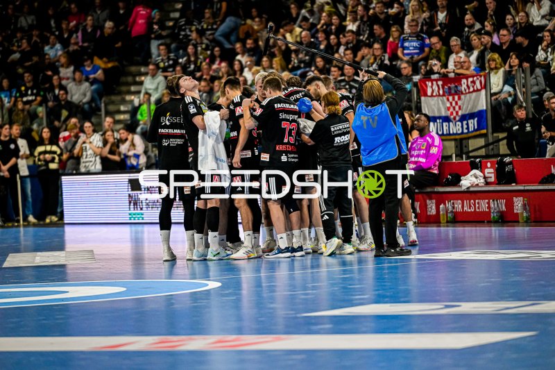 HC Erlangen im Mannschaftskreis während Spielunterbrechung in Nürnberg