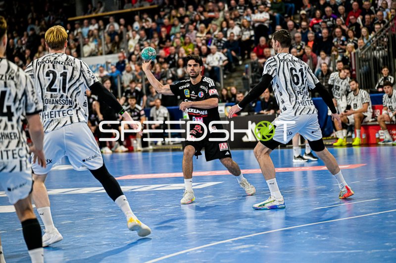 Eloy Morante Maldonado (#22; HC Erlangen) im Sprungwurf gegen Bergischer HC
