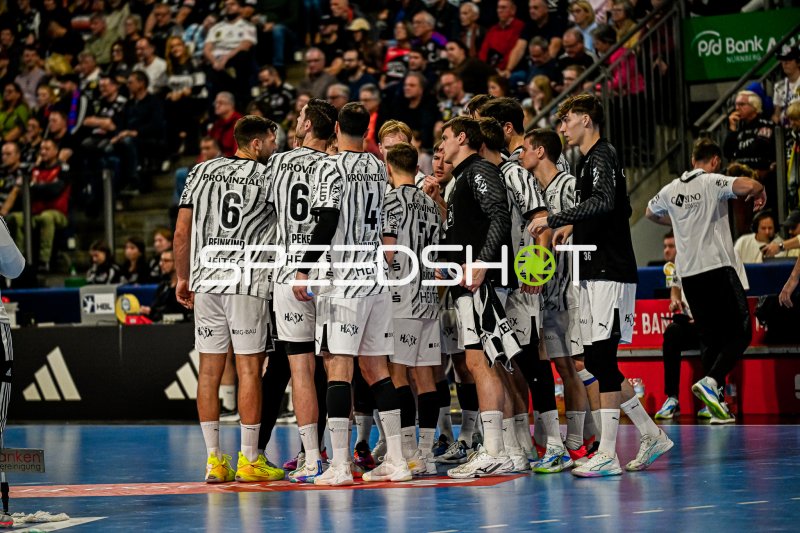 THW Kiel Mannschaftskreis während Spielunterbrechung in Nürnberg
