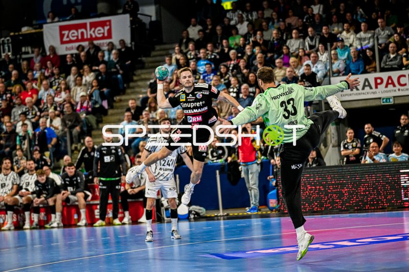Christopher Bissel (#21; HC Erlangen) im Sprungwurf gegen Wolff (#33; THW Kiel)